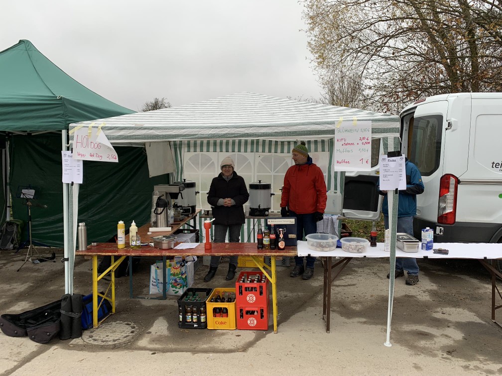 Vereinsstand mit Hot-Dog-Angebot